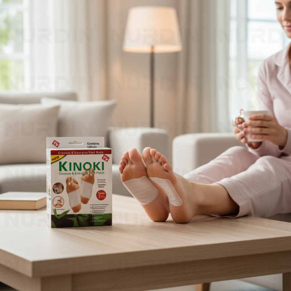 Femeie cu patch-uri pentru picioare Kinoki, relaxare acasă, curățare și energizare