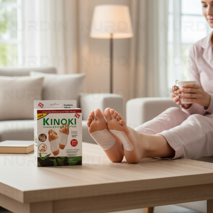 Femeie cu patch-uri pentru picioare Kinoki, relaxare acasă, curățare și energizare