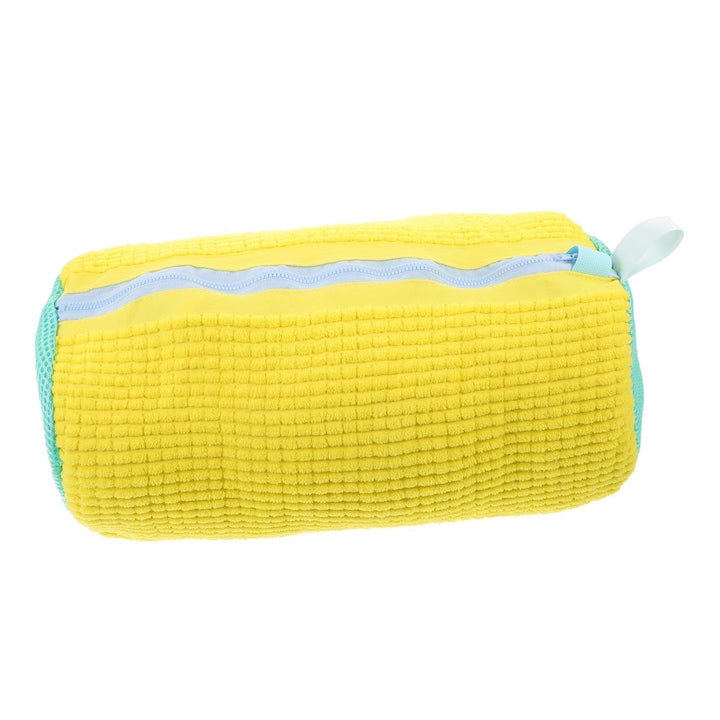 Geantă galbenă texturată cu fermoar albastru, ideală pentru accesorii sau cosmetice